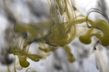 Beyaz arka plan üzerinde koyu duman bulutları