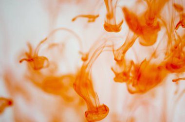 kırmızı beyaz arka plan üzerinde duman bulutları