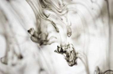 Beyaz arka plan üzerinde koyu duman bulutları