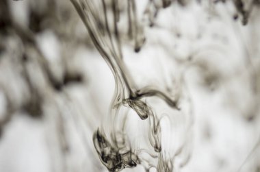 Beyaz arka plan üzerinde koyu duman bulutları