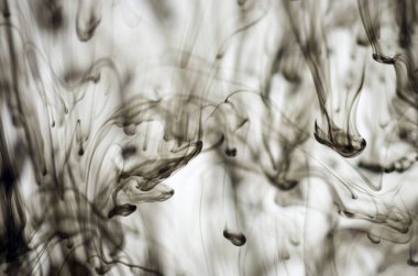 Beyaz arka plan üzerinde koyu duman bulutları