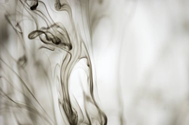 Beyaz arka plan üzerinde koyu duman bulutları