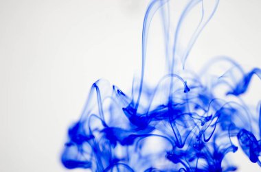 mavi beyaz arka plan üzerinde duman bulutları