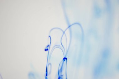 mavi beyaz arka plan üzerinde duman bulutları