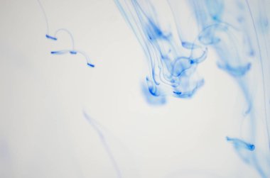 mavi beyaz arka plan üzerinde duman bulutları