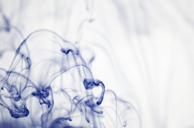 mavi beyaz arka plan üzerinde duman bulutları