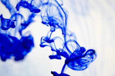 mavi beyaz arka plan üzerinde duman bulutları