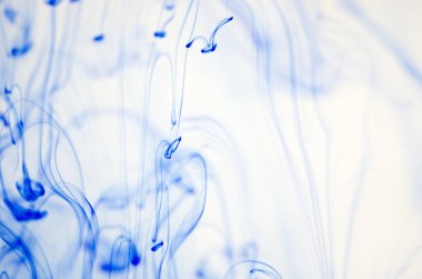 mavi beyaz arka plan üzerinde duman bulutları