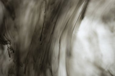 Beyaz arka plan üzerinde koyu duman bulutları