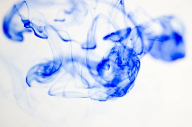 mavi beyaz arka plan üzerinde duman bulutları