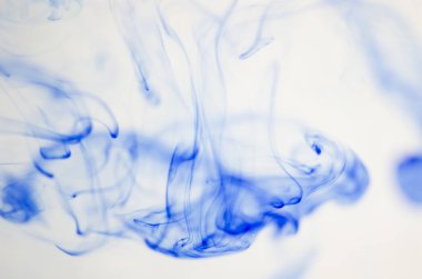 mavi beyaz arka plan üzerinde duman bulutları