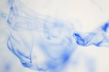 mavi beyaz arka plan üzerinde duman bulutları