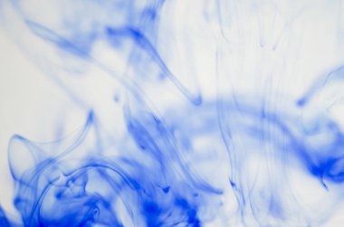 mavi beyaz arka plan üzerinde duman bulutları