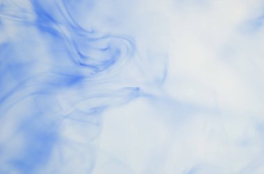 mavi beyaz arka plan üzerinde duman bulutları