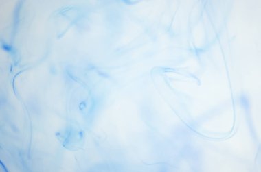 mavi beyaz arka plan üzerinde duman bulutları