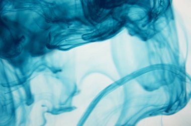 mavi beyaz arka plan üzerinde duman bulutları