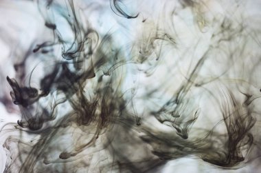 Beyaz arka plan üzerinde koyu duman bulutları