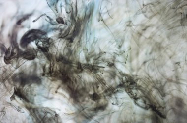 Beyaz arka plan üzerinde koyu duman bulutları