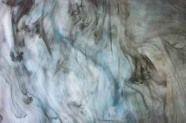 Beyaz arka plan üzerinde koyu duman bulutları