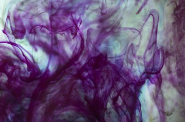 bulutlar beyaz arka plan üzerinde mor duman