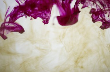 bulutlar beyaz arka plan üzerinde mor duman