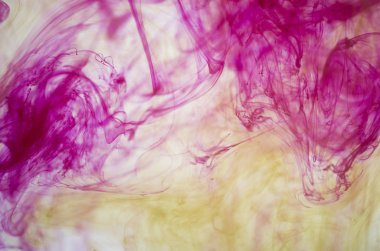 bulutlar beyaz arka plan üzerinde mor duman