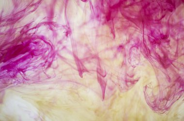 bulutlar beyaz arka plan üzerinde mor duman