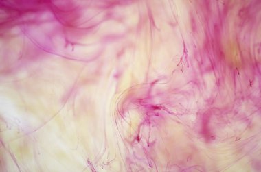 bulutlar beyaz arka plan üzerinde mor duman