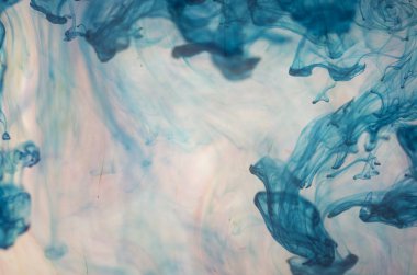 mavi beyaz arka plan üzerinde duman bulutları