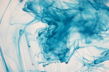 mavi beyaz arka plan üzerinde duman bulutları