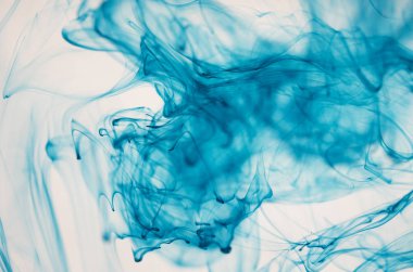 mavi beyaz arka plan üzerinde duman bulutları