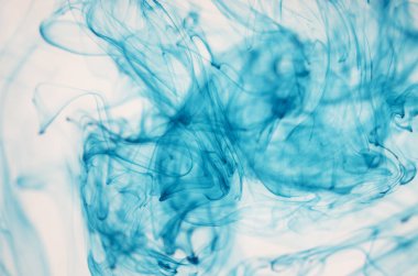 mavi beyaz arka plan üzerinde duman bulutları