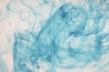 mavi beyaz arka plan üzerinde duman bulutları