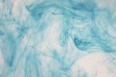 mavi beyaz arka plan üzerinde duman bulutları