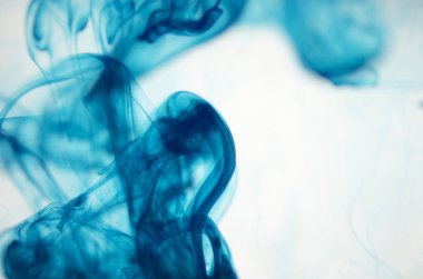 mavi beyaz arka plan üzerinde duman bulutları