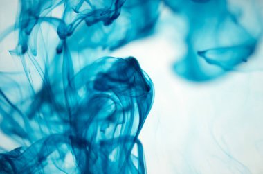 mavi beyaz arka plan üzerinde duman bulutları