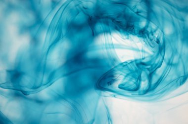 mavi beyaz arka plan üzerinde duman bulutları