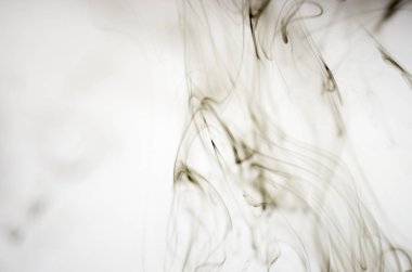 Beyaz arka plan üzerinde koyu duman bulutları