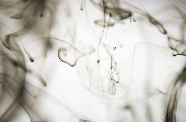 Beyaz arka plan üzerinde koyu duman bulutları