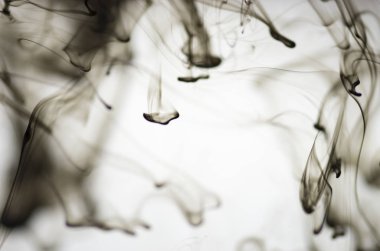 Beyaz arka plan üzerinde koyu duman bulutları