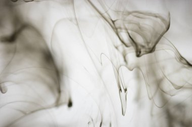 Beyaz arka plan üzerinde koyu duman bulutları