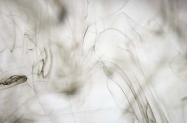 Beyaz arka plan üzerinde koyu duman bulutları