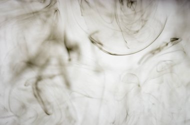 Beyaz arka plan üzerinde koyu duman bulutları