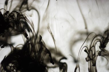 Beyaz arka plan üzerinde koyu duman bulutları