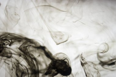 Beyaz arka plan üzerinde koyu duman bulutları