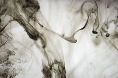 Beyaz arka plan üzerinde koyu duman bulutları