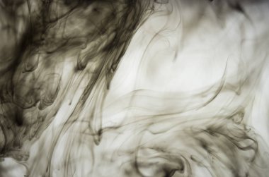 Beyaz arka plan üzerinde koyu duman bulutları