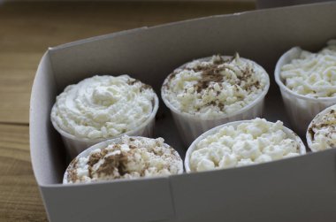 lezzetli kek krem karton kutuda closeup görünümü