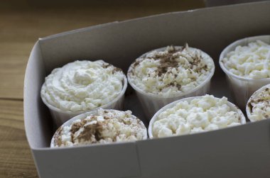 lezzetli kek krem karton kutuda closeup görünümü