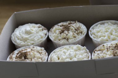 lezzetli kek krem karton kutuda closeup görünümü